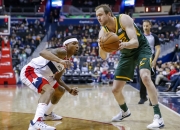 米兰体育官网-爵士队力擒奇才队，赢得重要胜利