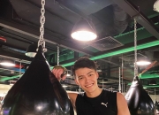 米兰体育官方网站-新加坡选手在拳击比赛中击败对手