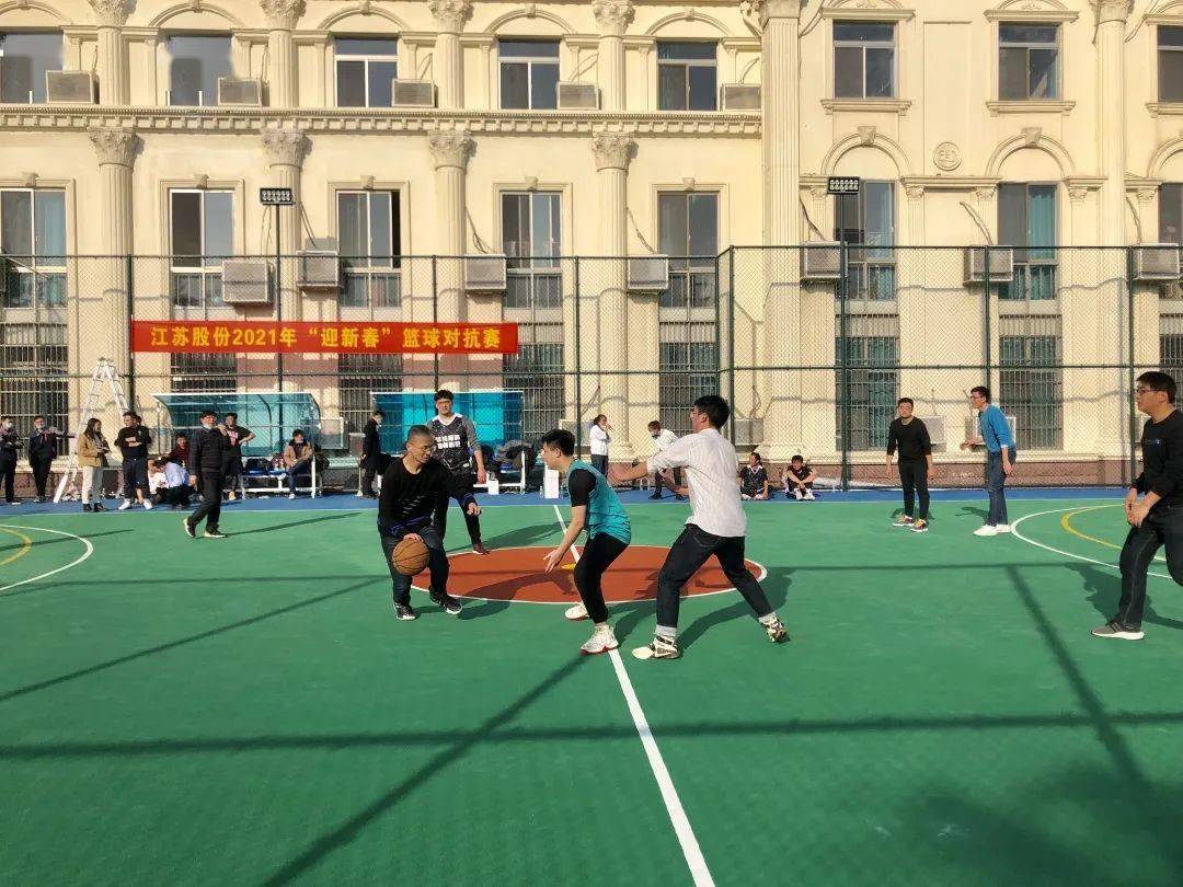 惊险刺激！强强对抗燃烧球场