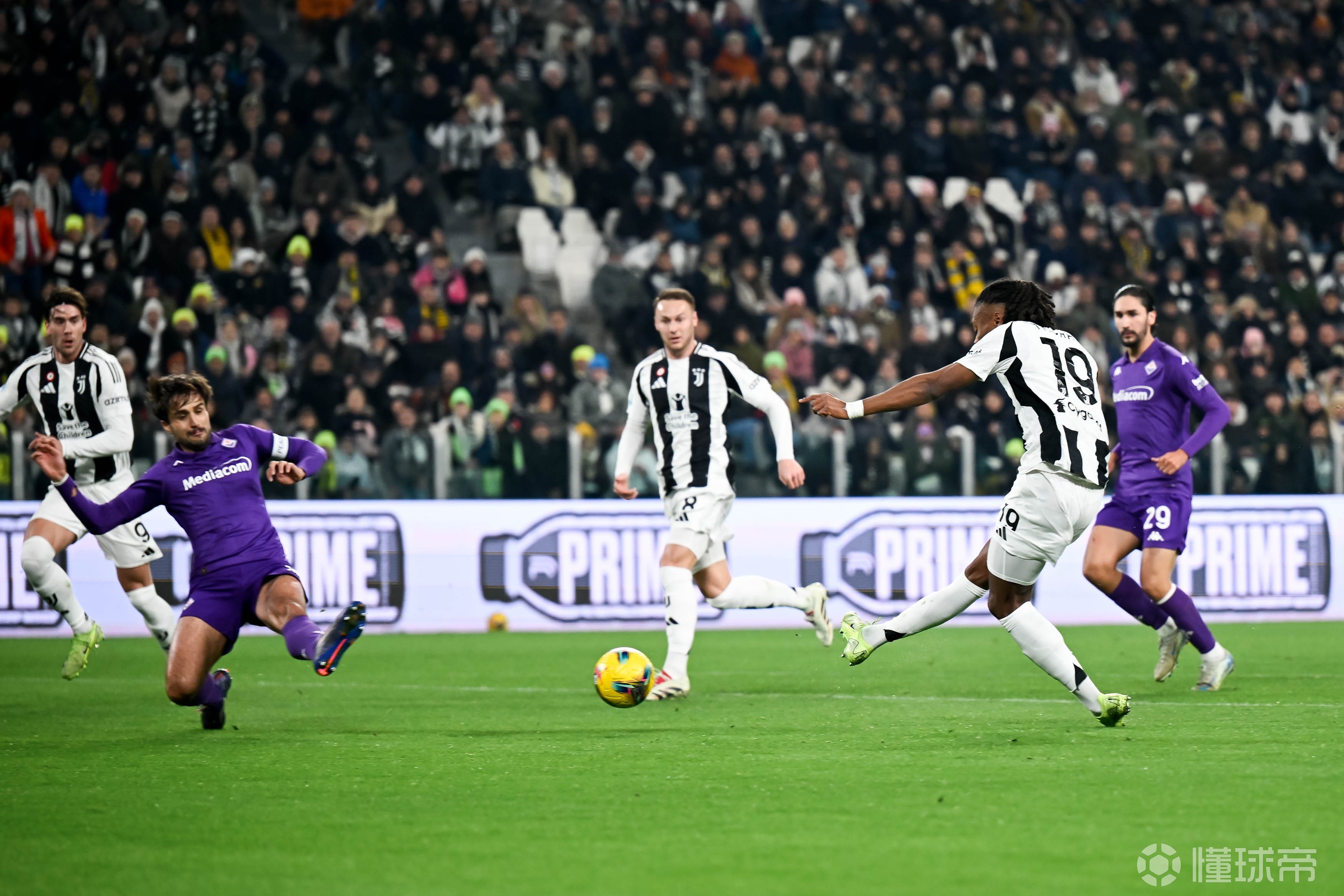 意甲尤文2-0胜佛罗伦萨将领跑积分榜