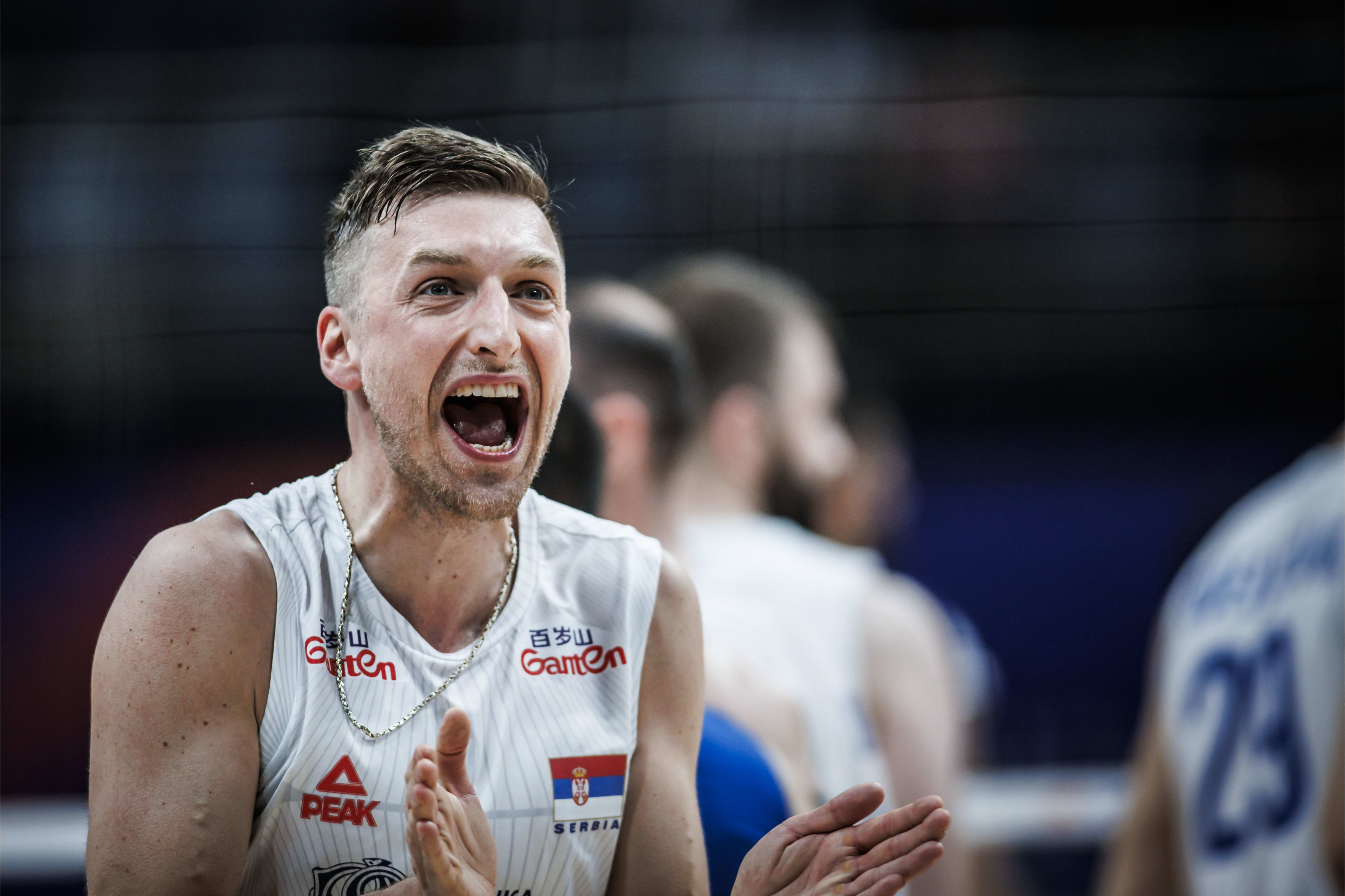 塞尔维亚选手在排球赛中取胜