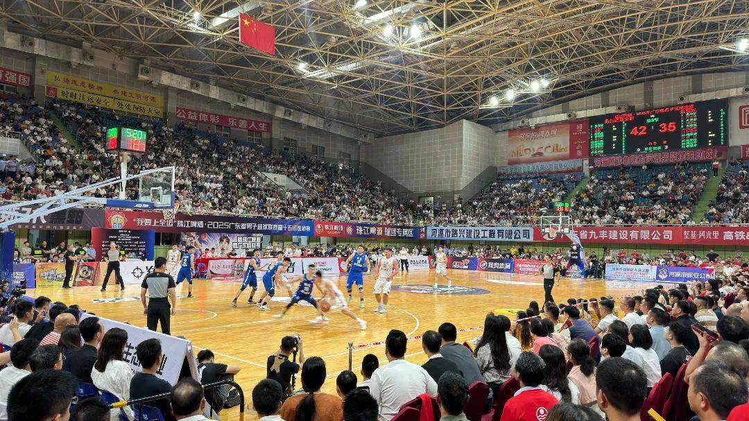 激烈对抗中，赢得关键比赛的球队夺得胜利！