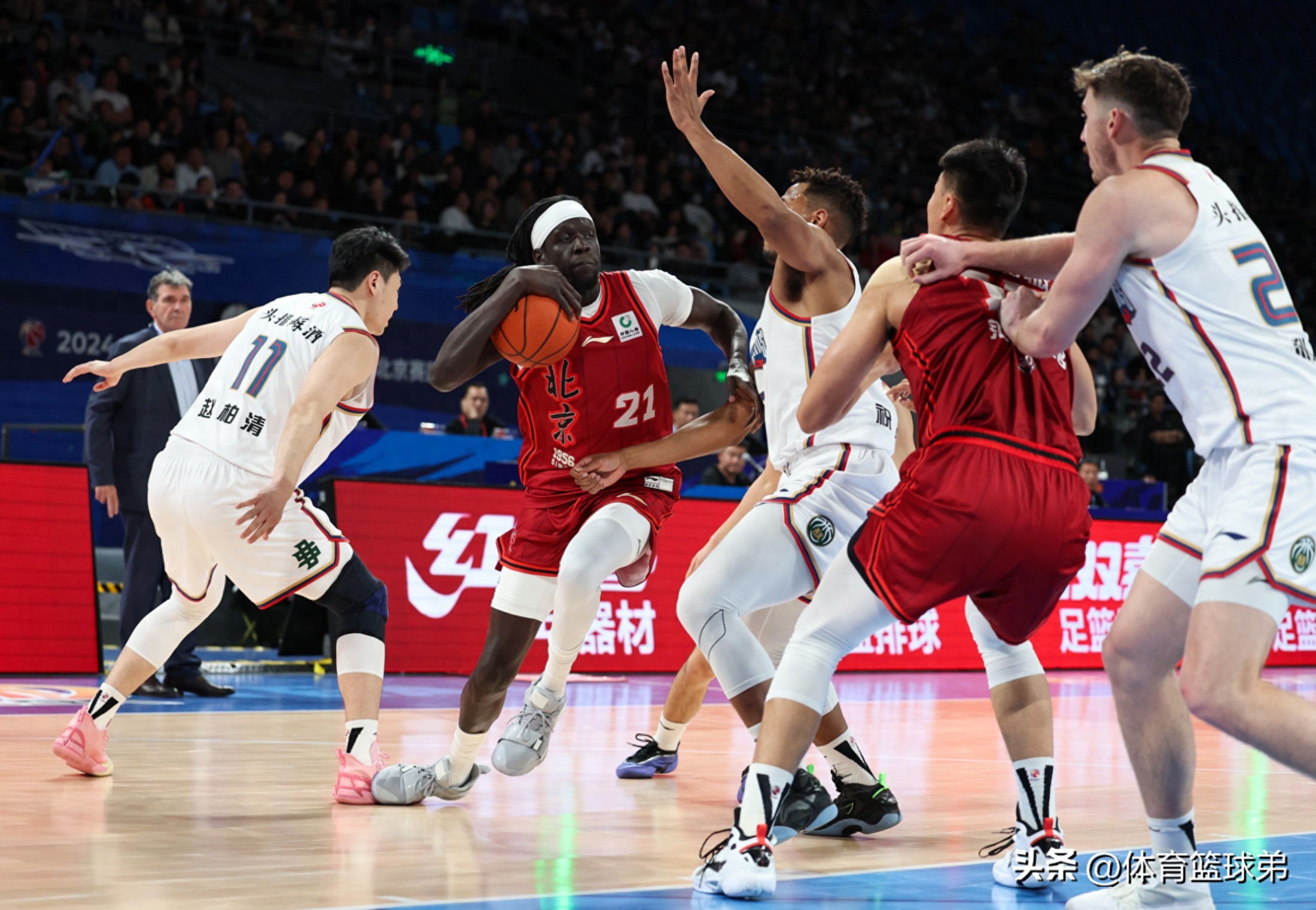 北京男篮大比分取胜,晋级决赛 北京男篮大比分取胜,晋级决赛