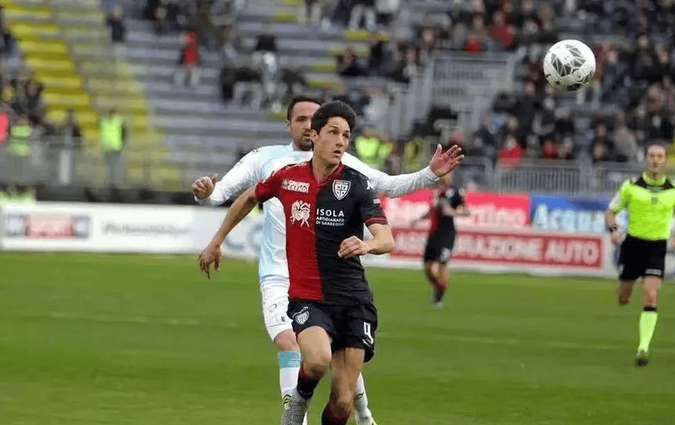 卡利亚里球员合力防守,全队士气高涨的简单介绍 卡利亚里球员合力防守,全队士气高涨的简单介绍