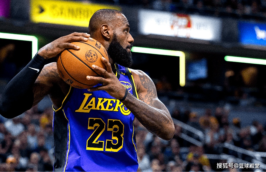 体育场上比拼激烈,冠军争夺惊险刺激