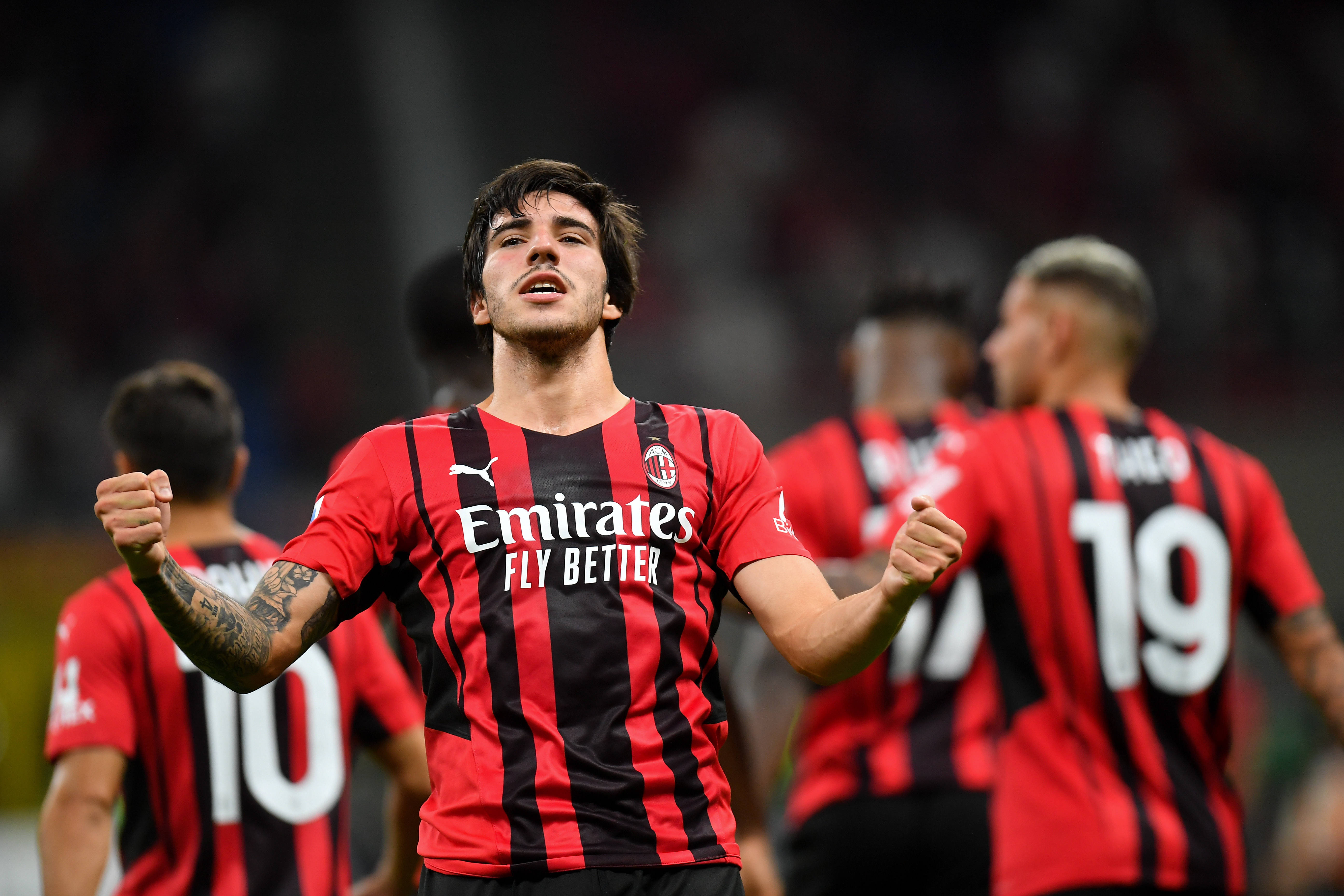 AC米兰球员精彩发挥，带领球队赢得比赛