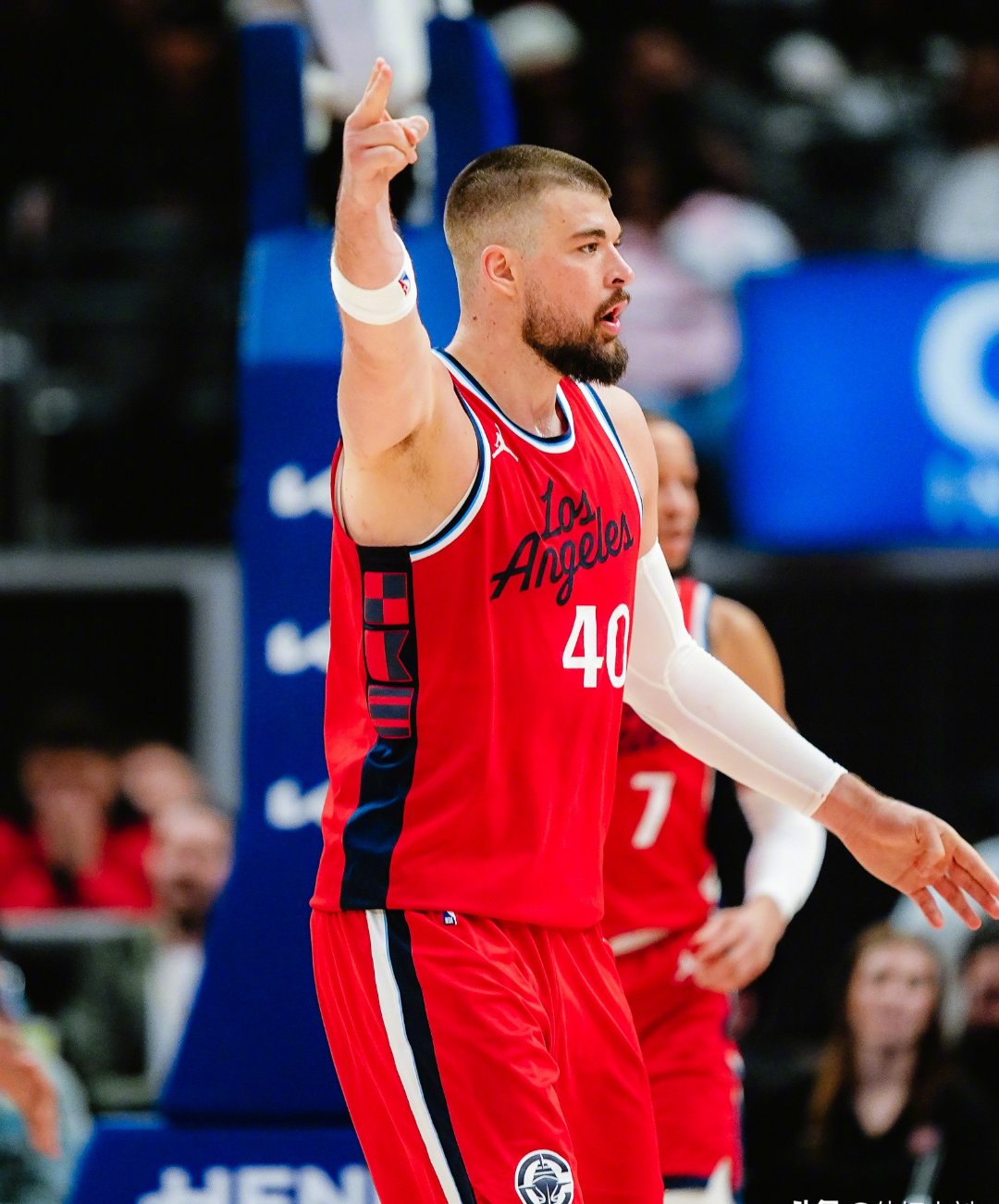 快船横扫国王，莱昂纳德首发复出大放异彩